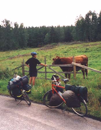 Eric sprkar med lokalbefolkningen p Vikbolandet...