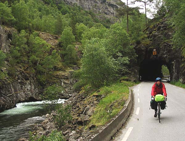 Den gamla vgen lngs Laerdalselva.