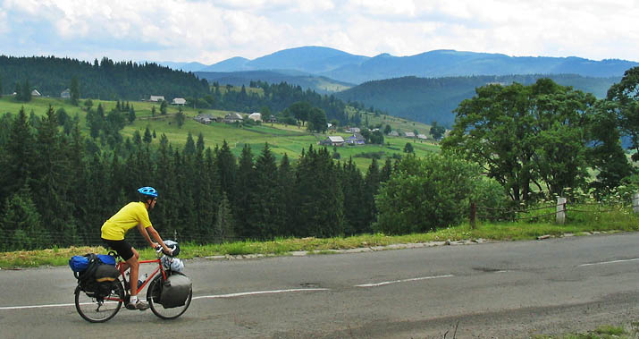 Erik cyklar genom de ukrainska Karpaterna.